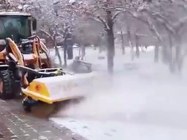装载机安装清雪滚刷扫雪视频