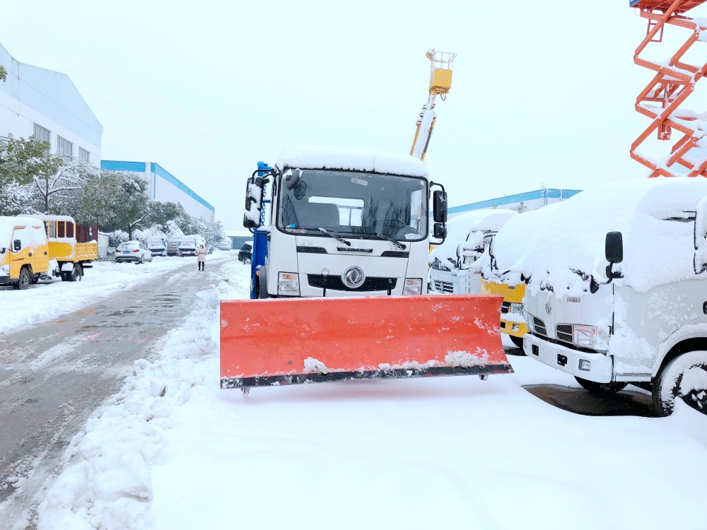 东风T3摆臂垃圾车带推雪铲设备
